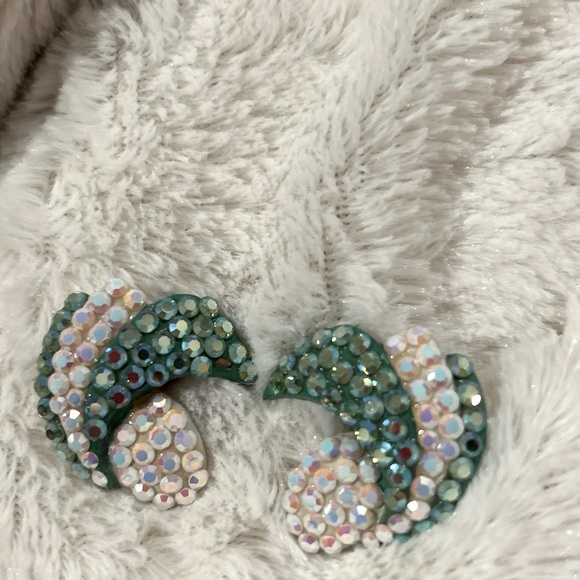 Vintage Bellini clip with sage Green and AB white swirl Swarovski earring new - Picture 5 of 11